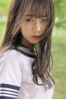 阳光中的裸女