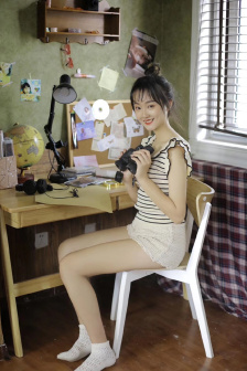 丫鬟露出双乳让老爷玩弄